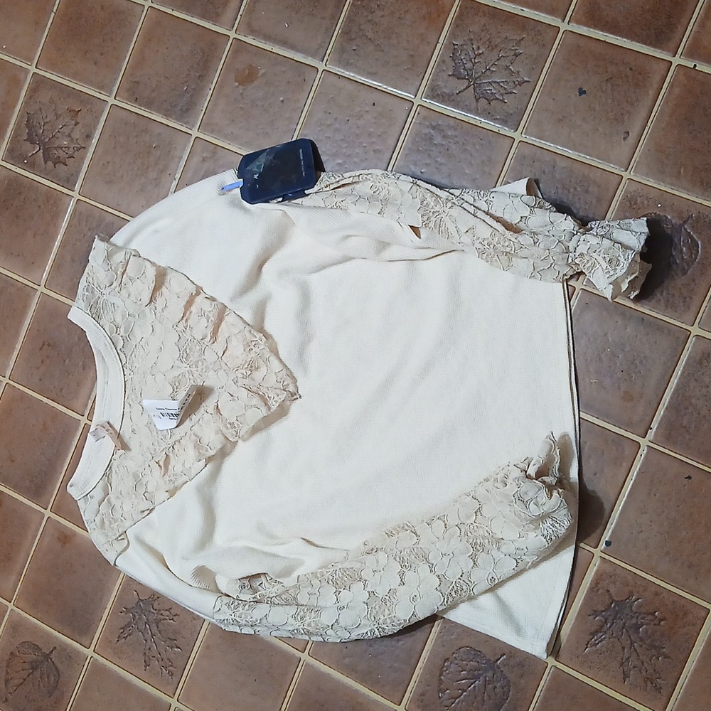 Hailey & co. Lace Daisy thermal top NWT